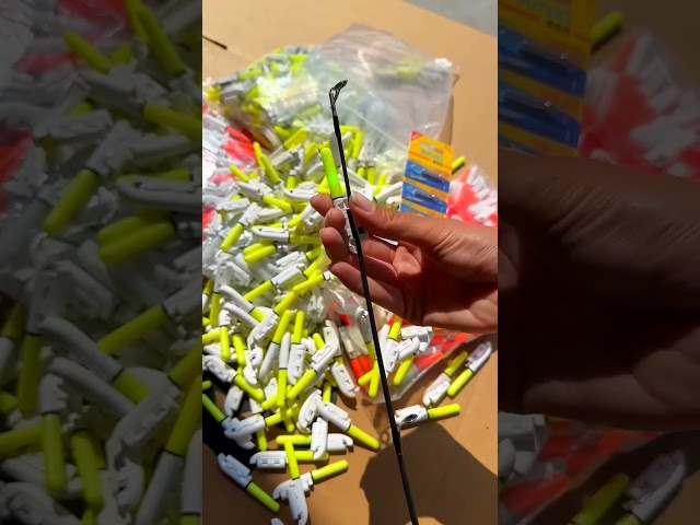 Vídeo relacionado con 15pcs Glow Night Fishing Accessories Lightsticks para una mejor visibilidad en la oscuridad (rojo)