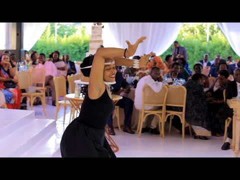 Irebere Ubukwe bwa Liz & Jonathan ntibisanzwe Impundu Zikoze Ibitaraboneka Abageni barabyinnye Cyane