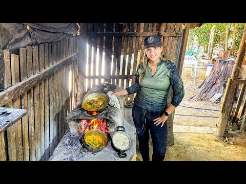 WE FOUND A BEAUTIFUL SPOT IN THE MIDDLE OF THE RIVER AND MADE MOQUECA AND PIRÃO ON THE WOOD STOVE
