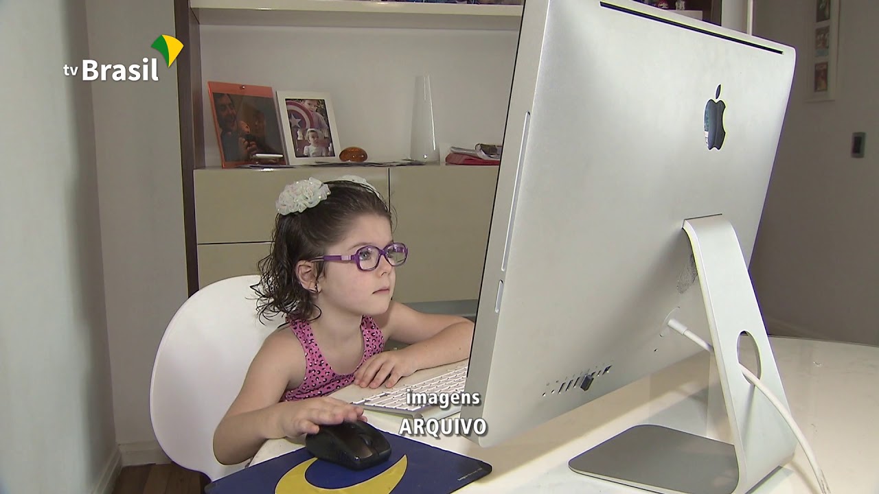 Pediatria lança manual com orientações sobre uso de telas e internet