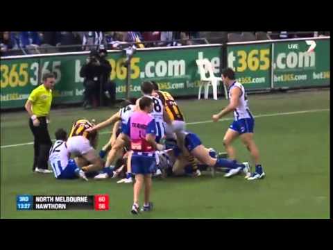 Jogador tenta estrangular adversário em partida de futebol australiano