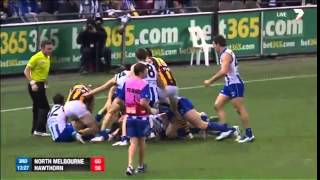 Jogador tenta estrangular adversário em partida de futebol australiano