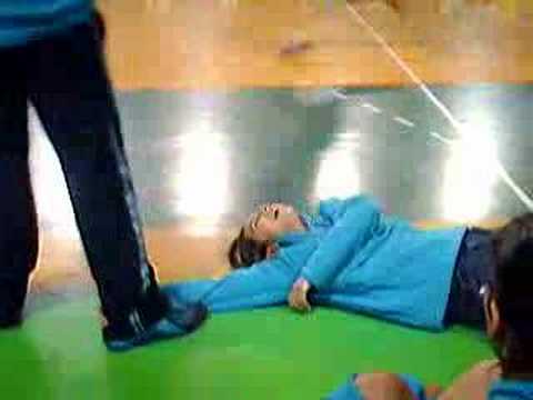 O que uma jogadora faz para jogar .