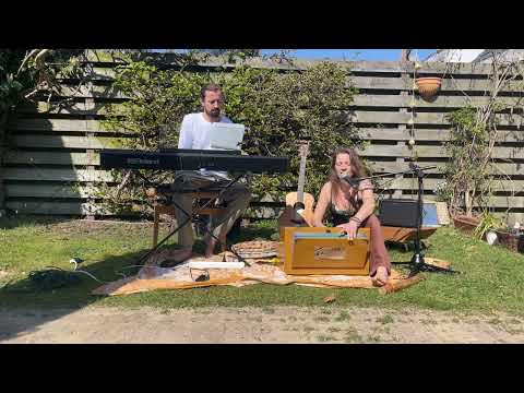 Kelsey Kluijtmans & Wout Dingemans - The Earth is Holding me | Garden Sessions