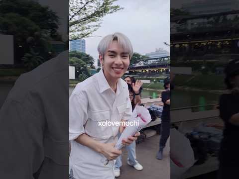 i gave them flowers 🌹🥹 SB19 BUSKING IN INDONESIA  #SB19 #Gento #ATINDOmeetSB19