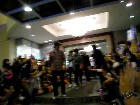 [Fancam] 110313 FT Island  CN Blue at Jaophya Park Hotel.AVI