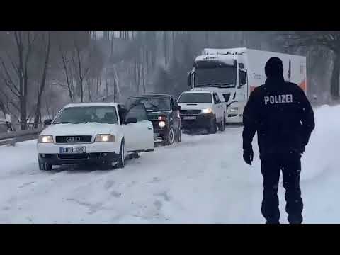 Audi A6 quatttro zieht LKW mit Lada Niva - Polizei filmt