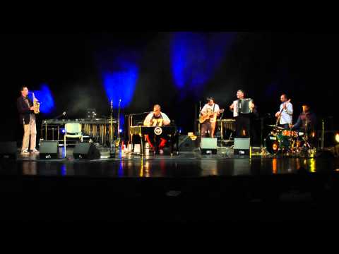 Fergeteges zenei hullámvasutazás a Cimbaliband Vidámparkjában