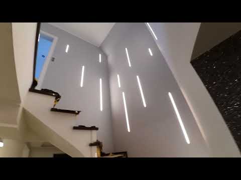 Oświetlenie LED w ścianie oraz farba Primacol Let's Shine Chicago z brokatem