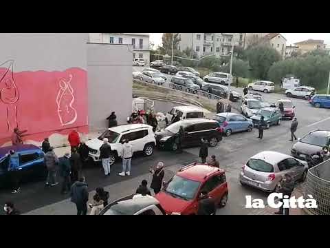 Sapri, folla all'hub vaccinale: difficoltà per i mezzi di soccorso