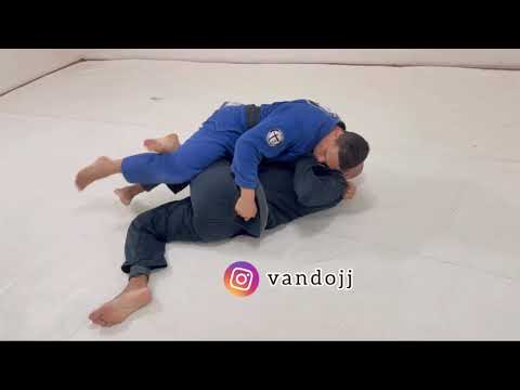 Ida para as costas do 100kg (JiuJitsu)