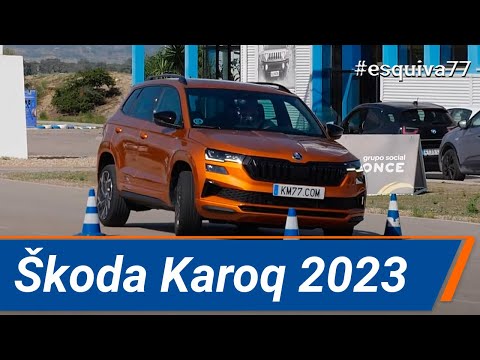 Škoda Karoq 2023 – Maniobra de esquiva (moose test) y eslalon | km77.com