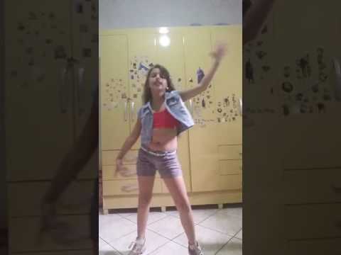 Amanda dançando Anitta