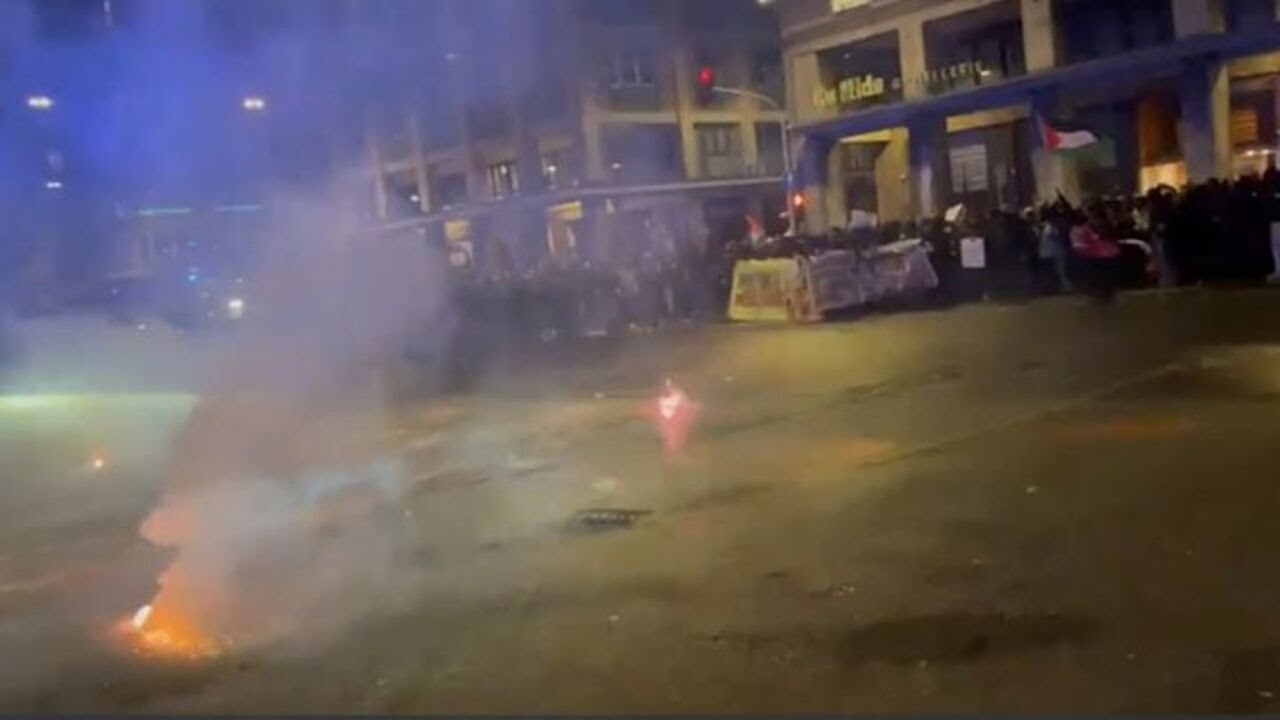 Bologna, manifestanti e agenti si fronteggiano con bombe carta e idranti