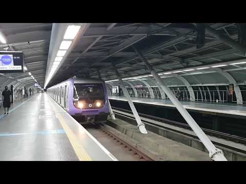 Trens da Frota F circulando durante operação comercial da Linha 5-Lilás