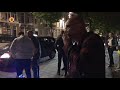 Rode loper in Breda voor klanten van de taxi.