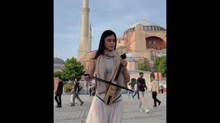 Μια Λύρα Θρηνεί: 'Την Πατρίδα μου Έχασα.