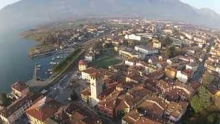 preview picture of video 'Pisogne - Lago D'Iseo, Vallecamonica Vista della Piazza, della chiesa e lungolago e della torre'