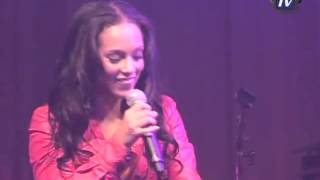 Alicia Keys tijdens een akoestisch intiem concert in Panama Amsterdam