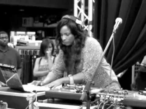 DJ SPINDERELLA workin' the turntables