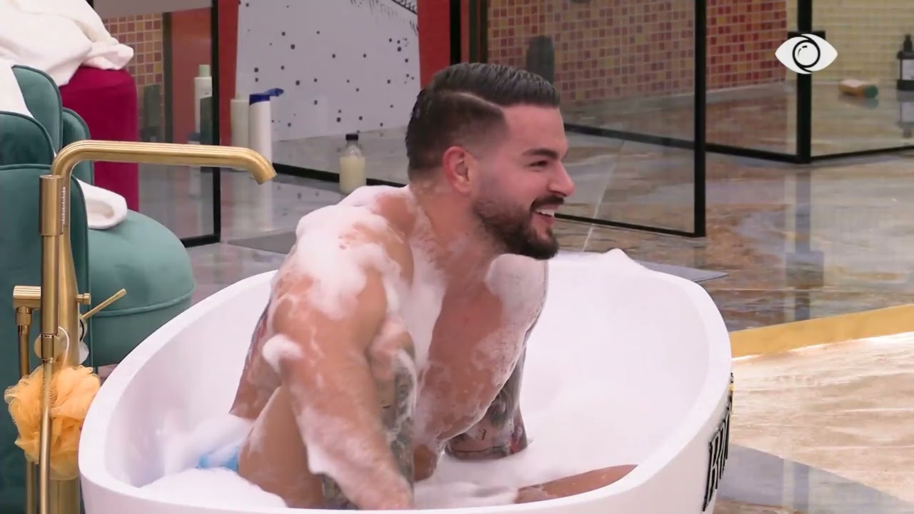 “Vetëbesimin e kemi në plazh”, Meri flet për ekspozimin me rroba banjo!