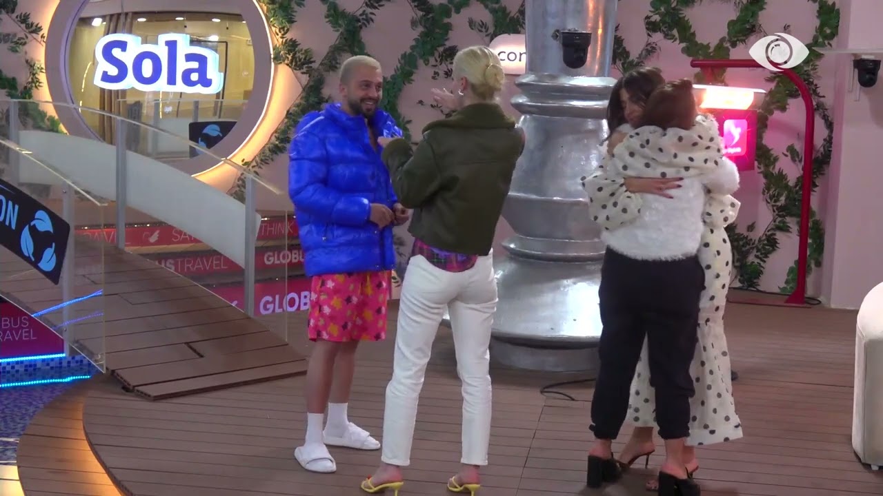 Momente të bukura në shtëpi/ Gjesti, Danja, Gerta dhe Loredana kërcejnë të përqafuar së bashku