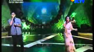 Download lagu Konser 17 Tahun Ungu - Kupinang Kau Dengan Bismillah Feat Rossa mp3