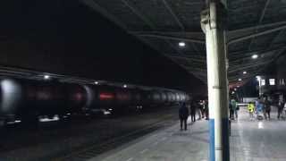 preview picture of video 'Freight train passing through Pingyao Railway Station'