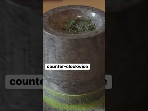 儀式用の #抹茶 がどのように作られるか知っていましたか？#ショートパンツ (Did you know how ceremonial-grade #matcha is made? #shorts)