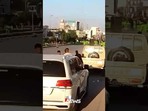 شاهد بالفيديو.. اشتباكات بين فصيلين مسلحين في البصرة
