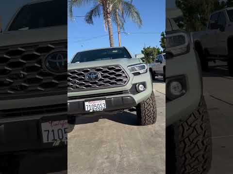 2022 Toyota Tacoma 3” front lift & 33x12.50r17 tires and 17” method wheels