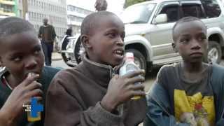 preview picture of video 'Straßenkinder in Nairobi - zwischen Angst, Betteln und Klebstoff'