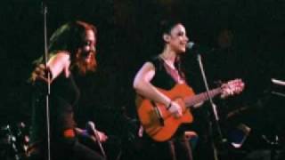 Μελίνα Ασλανίδου-Κόκκινο βαθύ