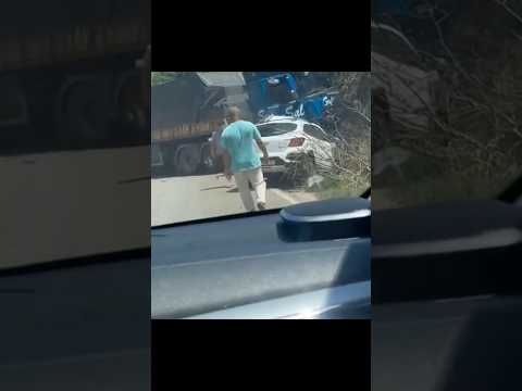 Acidente entre carreta e carro é registrado na MG-265 entre Mercês e Rio Pomba