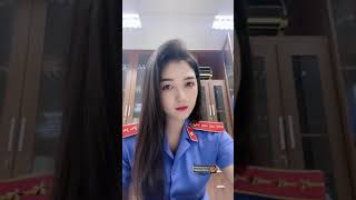 Đồng chí lườm tôi à