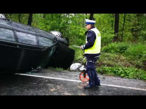 Wypadek DK44 Włosienica, dachowanie pojazdu oraz zderzenie tira z osobówką