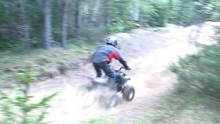 preview picture of video 'Fyrhjuling på mindre crossbana'