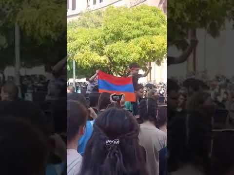 «Թռչեի մտքով տուն»․ ցուցարարները երգում են