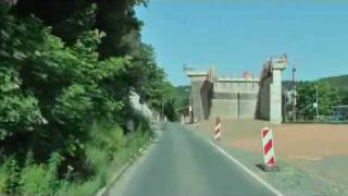 preview picture of video 'Durchfahrt der Brückenbaustelle Elsterberg Richtung Greiz am 25. Mai 2009'