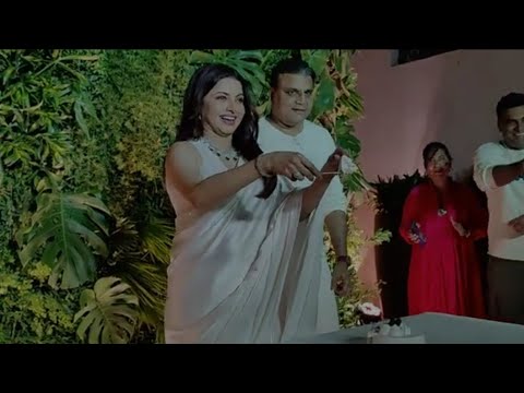 Bhagyashree Patvardhan Dasani cutting Birthday Cake  with Husband