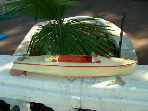 Tin speed boat,  vintage wind up toy