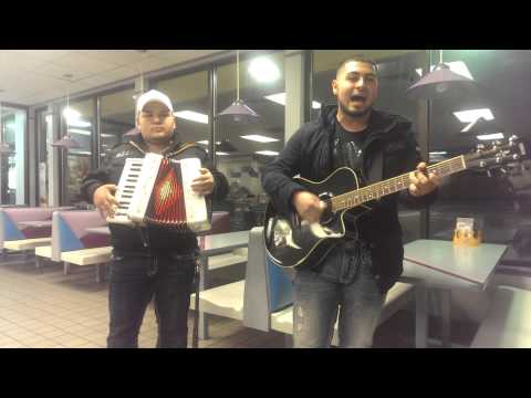 Cantando Corridos En Un Burger King