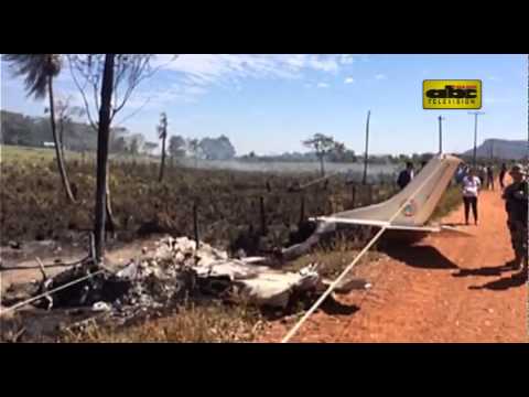 Avioneta de Wasmosy aterriza sobre una moto