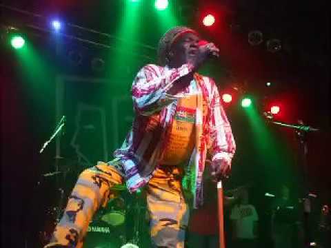 Júlio Vibes & Vibrações de Jah com Apple Gabriel   Im Still Waiting   02 06 2009