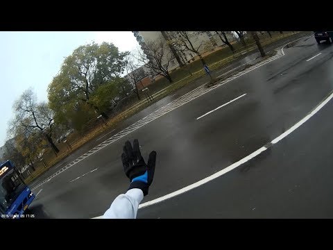 Elengedném a buszt, de beenged - I would let the bus go but he lets me in