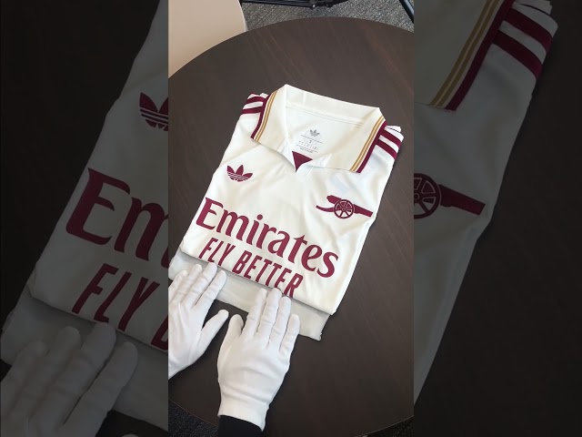 Vídeo relacionado con Pulsera de Silicona Oficial del Arsenal FC con Escudo del Club y Texto Gunners - Producto de fútbol