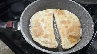 Такие вкусные чебуреки с колбасой и сыром