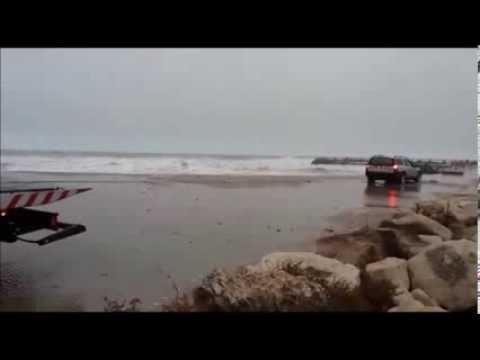 Шамара закъсал до трета буна, морето го заля