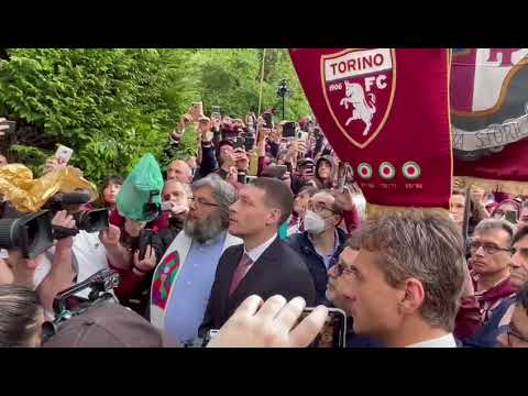 Superga (TO) 4 maggio 2022 il Granata Belotti legge i nomi dei caduti nella tragedia aerea