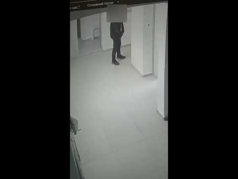Мужчина справил нужду в подъезде